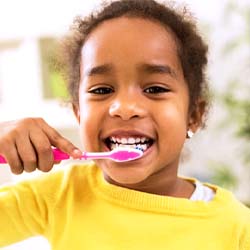 parent and receptionist discuss cost of pediatric dental emergencies